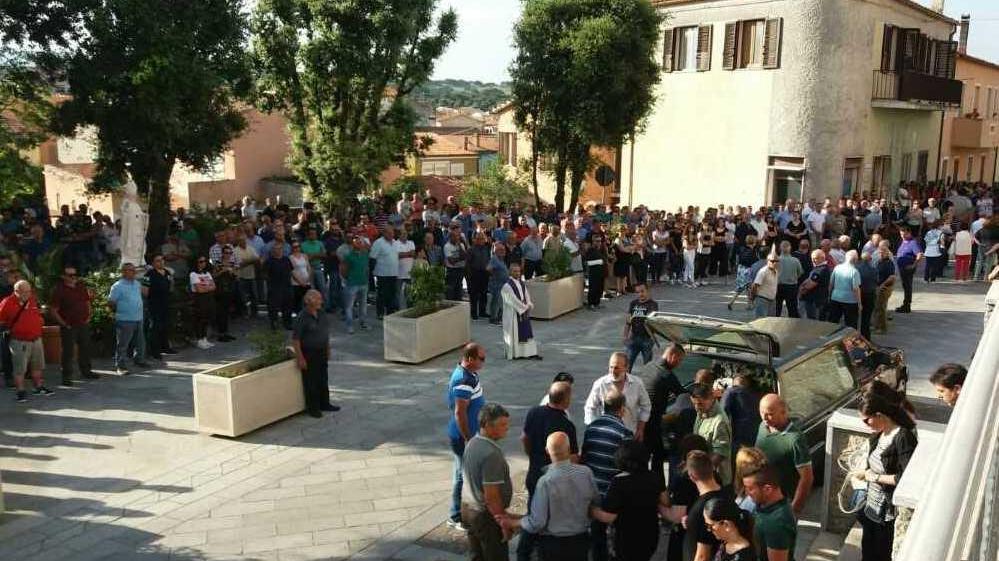 L’ultimo saluto a Giuseppe Fresu Monti si ferma e cala il silenzio