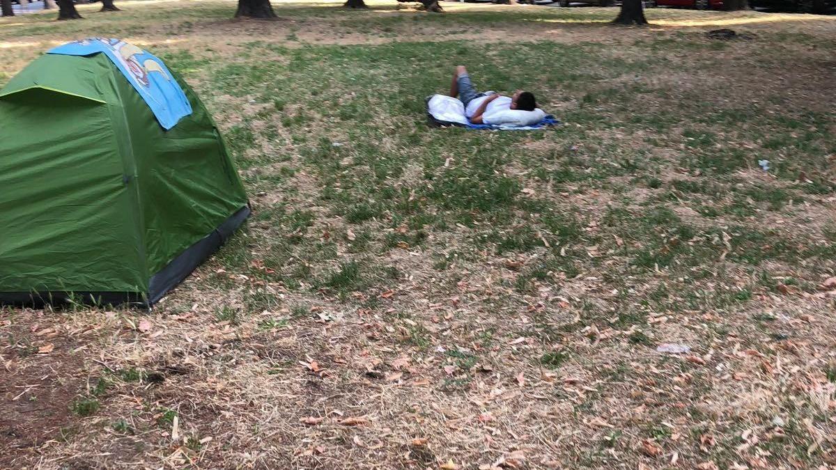 La tenda nei giardini della stazione fotografata da Lanfreschina