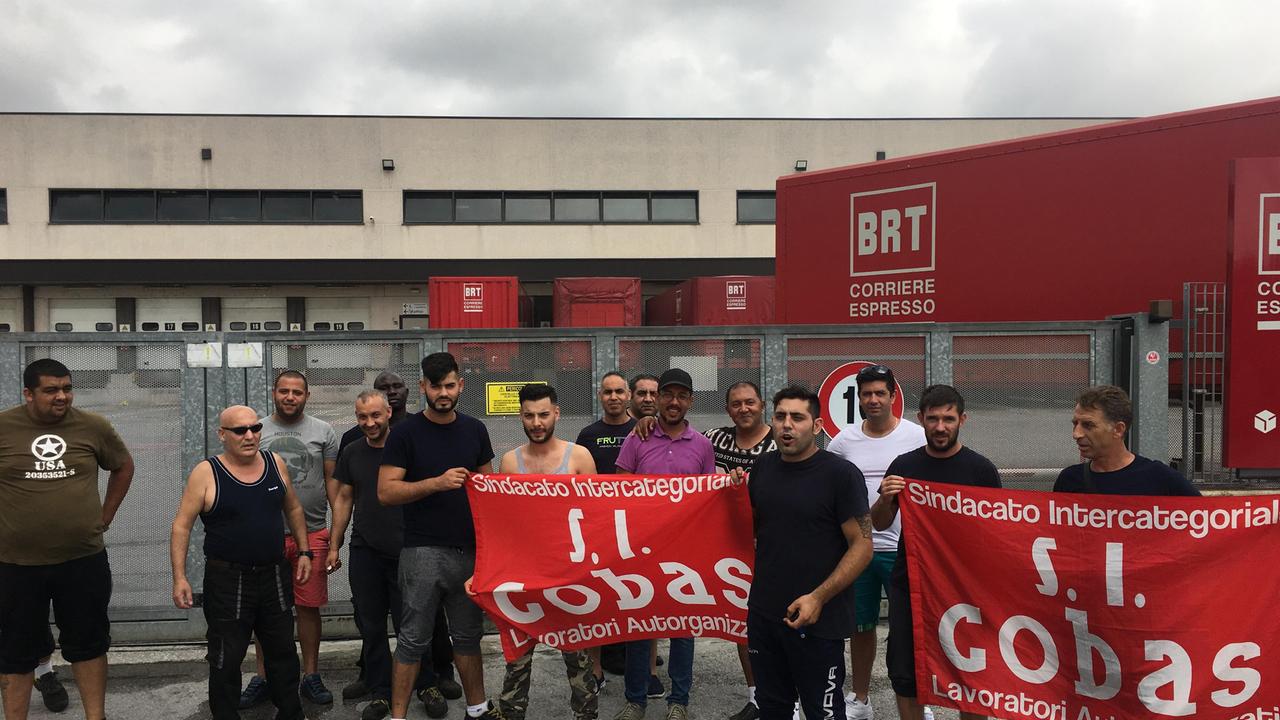 Bloccato da uno sciopero l'hub Bartolini a Lavoria - Video