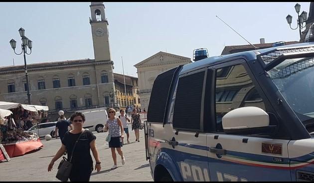 Un'auto della polizia di Stato in piazza Garibaldi