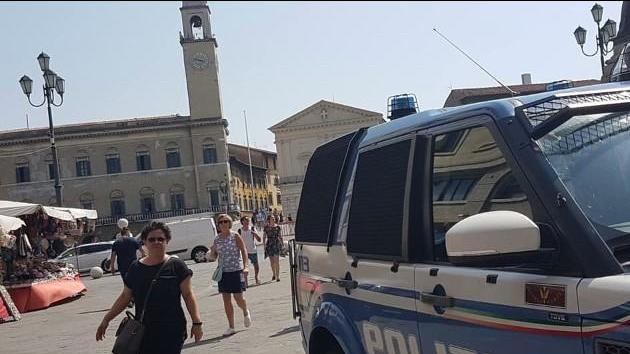 Un'auto della polizia di Stato in piazza Garibaldi