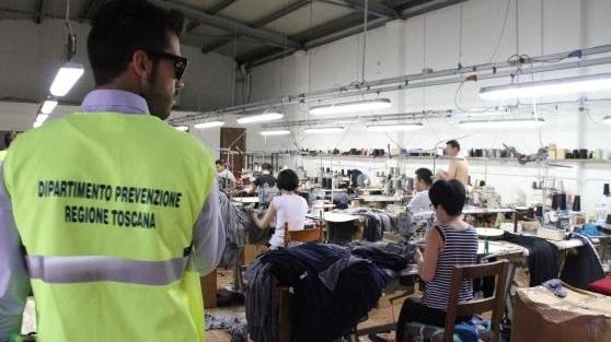 I richiedenti asilo lavorano per i cinesi in maxi-confezione. Blitz della polizia