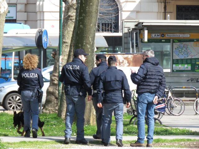 La polizia nei giardini della stazione
