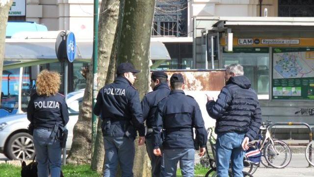 La polizia nei giardini della stazione
