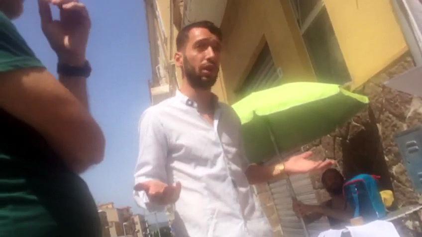 Alessandro Udassi mentre racconta la sua versione ai manifestanti del sit in antirazzista