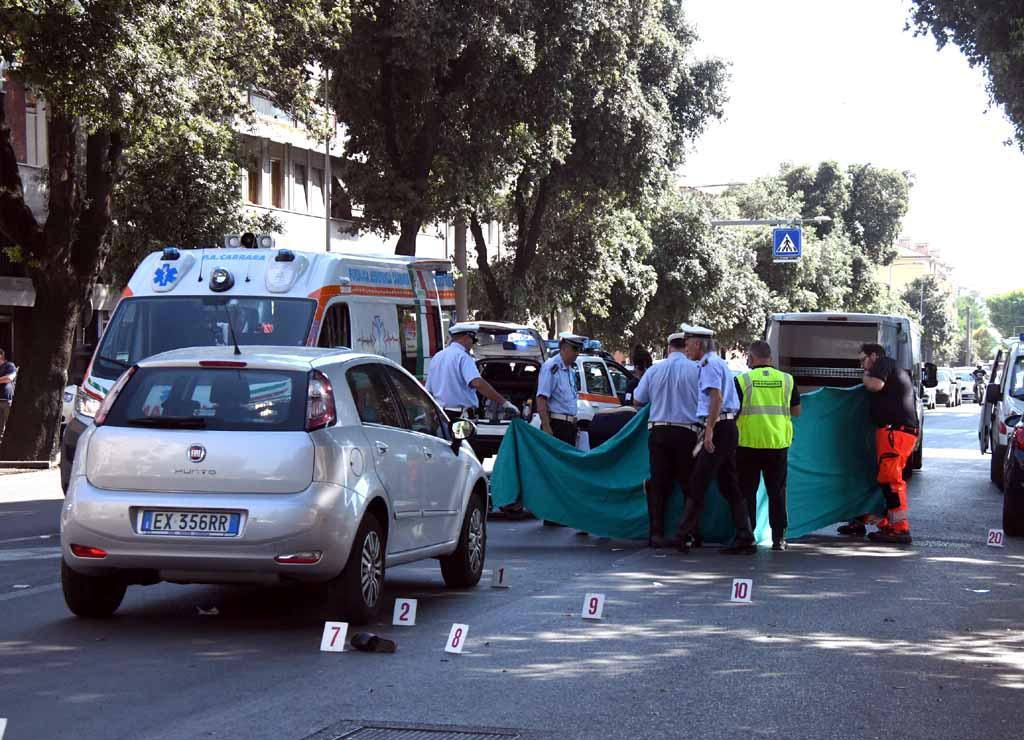 Donna investita dall'auto muore a Carrara