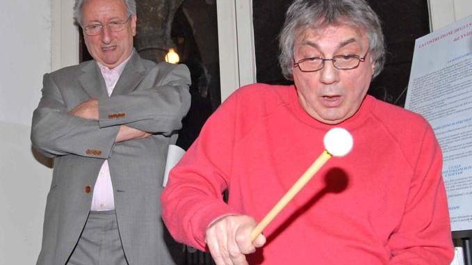 Tullio De Piscopo si esibisce in una delle sale del museo. Alle sue spalle, Luigi Tronci (foto Gori)