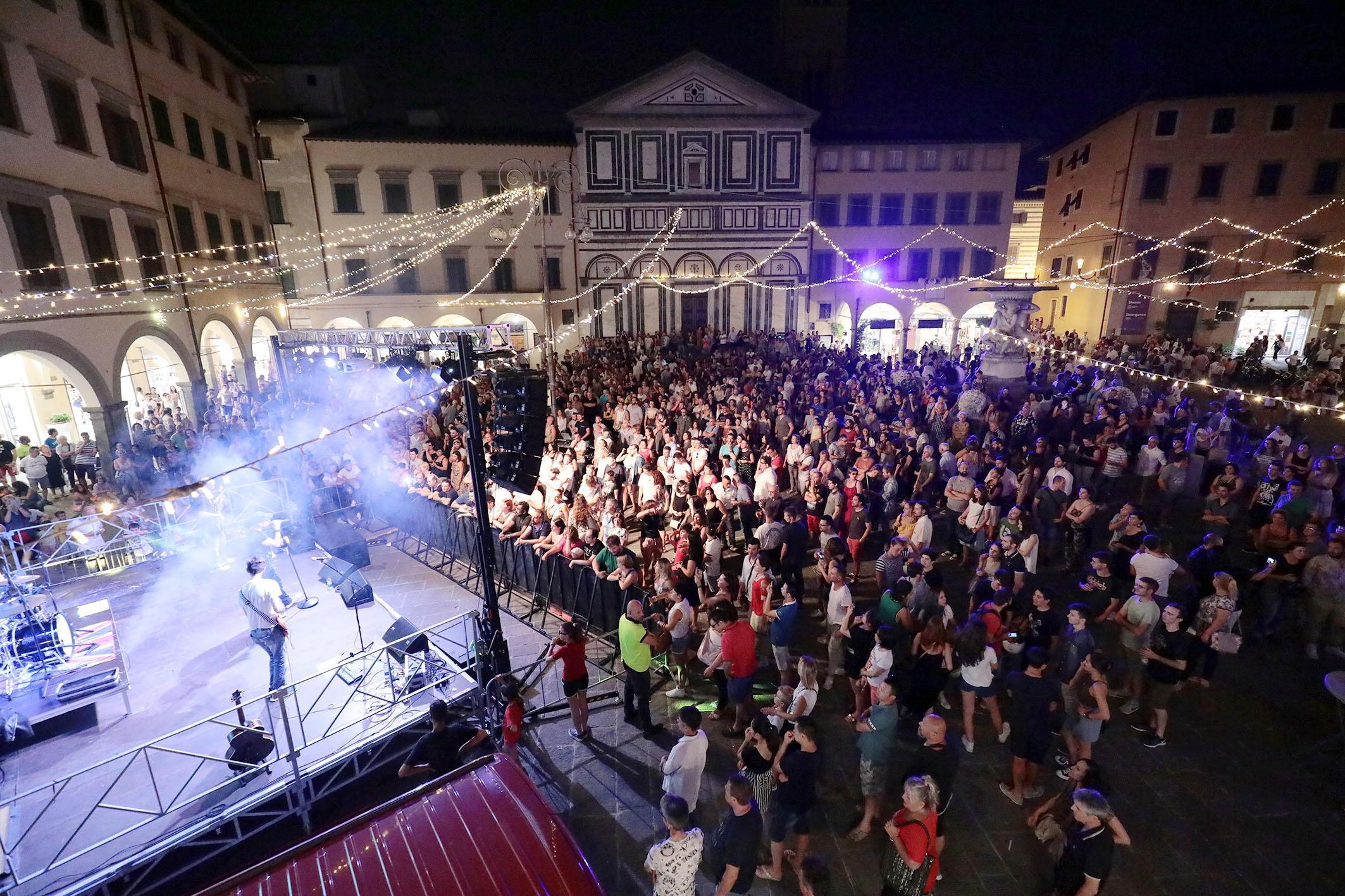 Spettatori a un concerto della Notte Bianca 2017 (Foto agenzia Carlo Sestini)