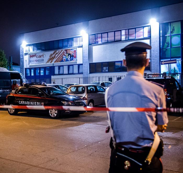 Ammazza il padre e la compagna di lui poi si uccide con un colpo di pistola 