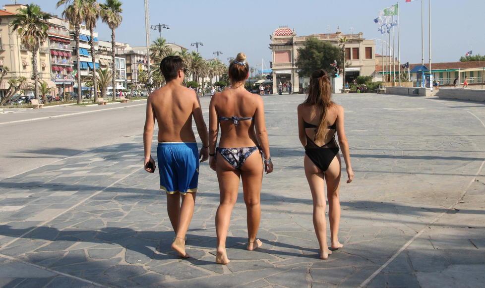 Stop a passeggiate in costume, picnic e massaggi in riva al mare: in Versilia l'estate delle regole