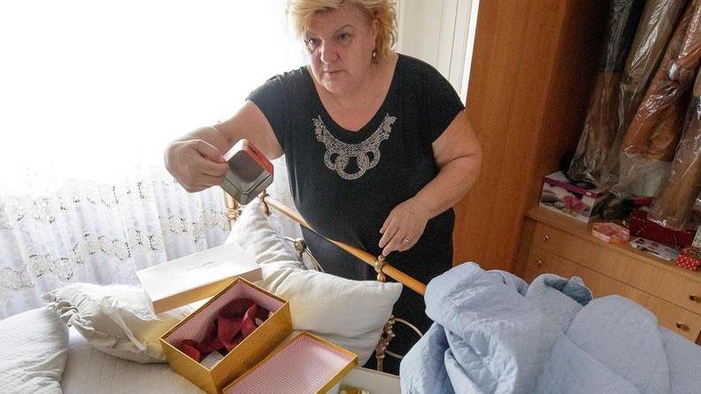 Concetta Pannone, 61 anni, nella camera da letto in cui i ladri hanno rubato gioielli, vestiti, trucchi e sopratutto lo smartphone con foto e video della sorella Rosetta morta da pochi giorni