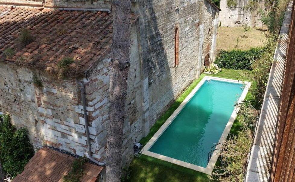 Era abusiva la piscina tra mura e San Zeno 