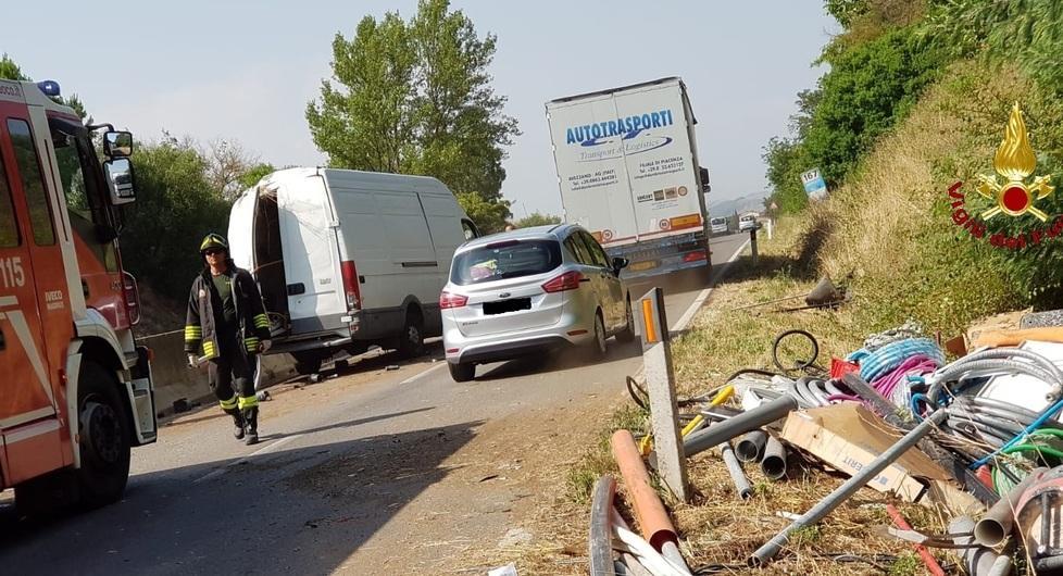 Furgone sbanda sull’Aurelia e si ribalta
