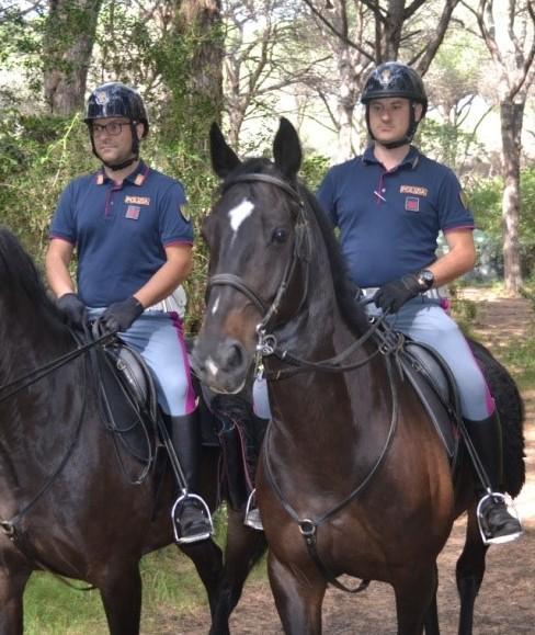 Poliziotti a cavallo per controllare le pinete