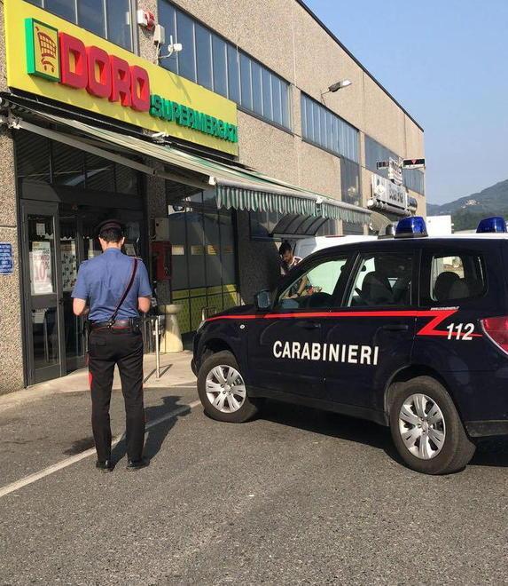 Ruba alcolici, arrivano i carabinieri molla tutto e fugge