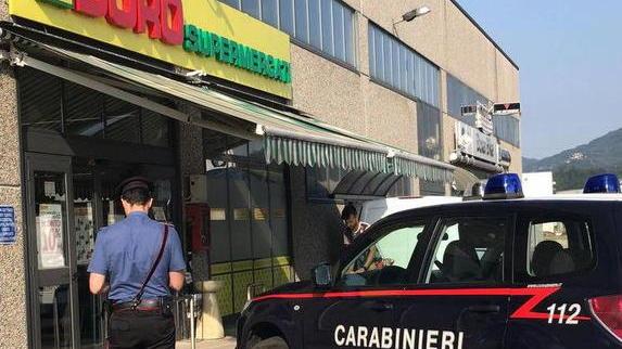 Ruba alcolici, arrivano i carabinieri molla tutto e fugge