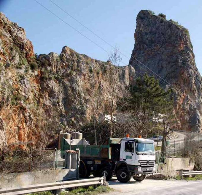 «Chiudete quella discarica» Presidio all’ex cava Fornace 