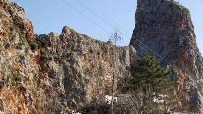 «Chiudete quella discarica» Presidio all’ex cava Fornace