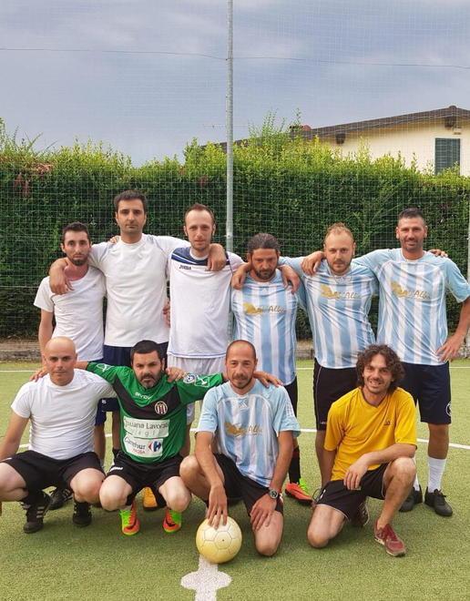 Quattro calci a un pallone tra vecchi amici per onorare la scomparsa di Gianfrà Magni 