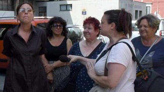 Le cuoche Apuafarma insistono: assumeteci per dodici mesi