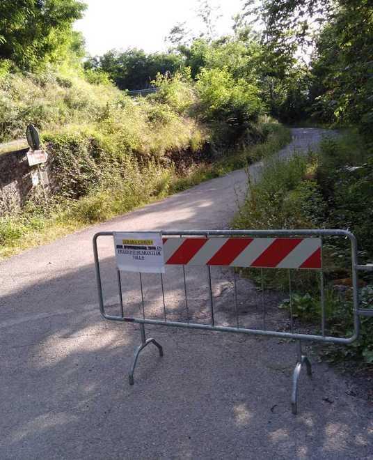 Cantieri nelle vie d’accesso e in paese non arrivano turisti 