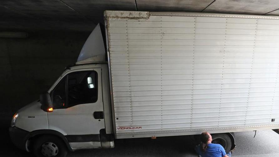 Camion incastrato Gli sgonfiano le ruote