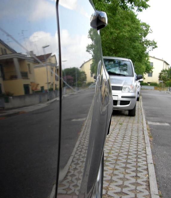 L’ombra fa gola La caccia ai posti auto scatena i vandali 