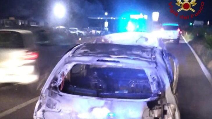 L'auto distrutta dalle fiamme