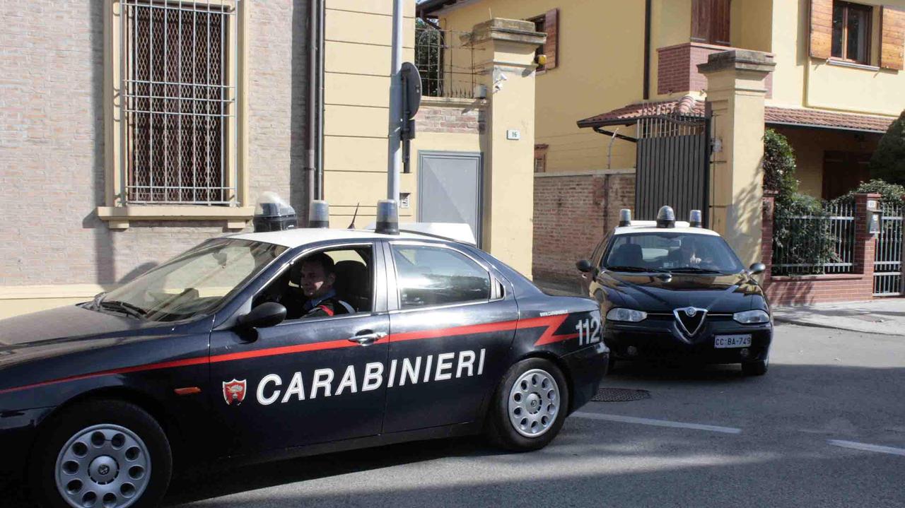 Due pattuglie di carabinieri durante un intervento