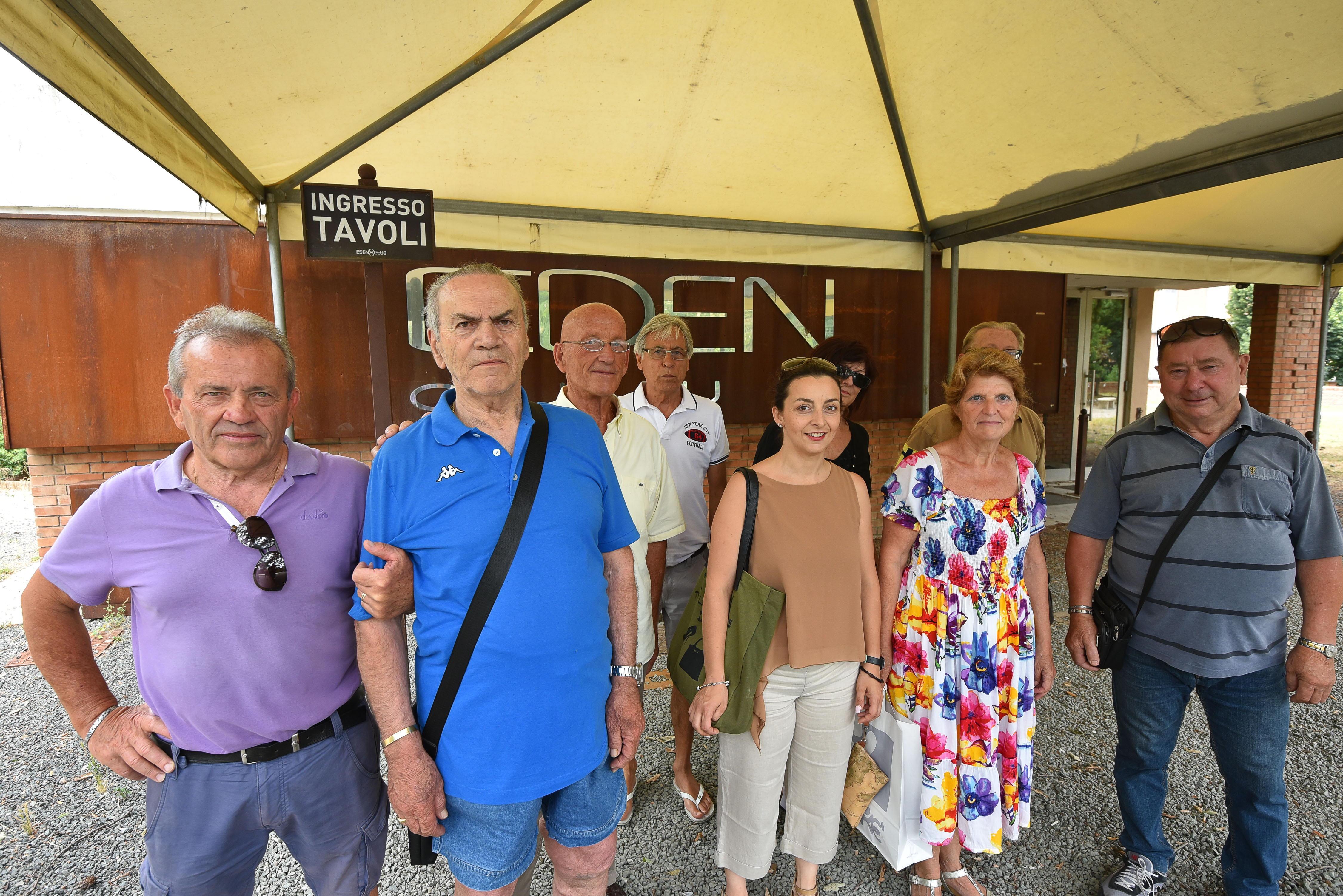I ballerini della sala Eden (foto agenzia Bf)