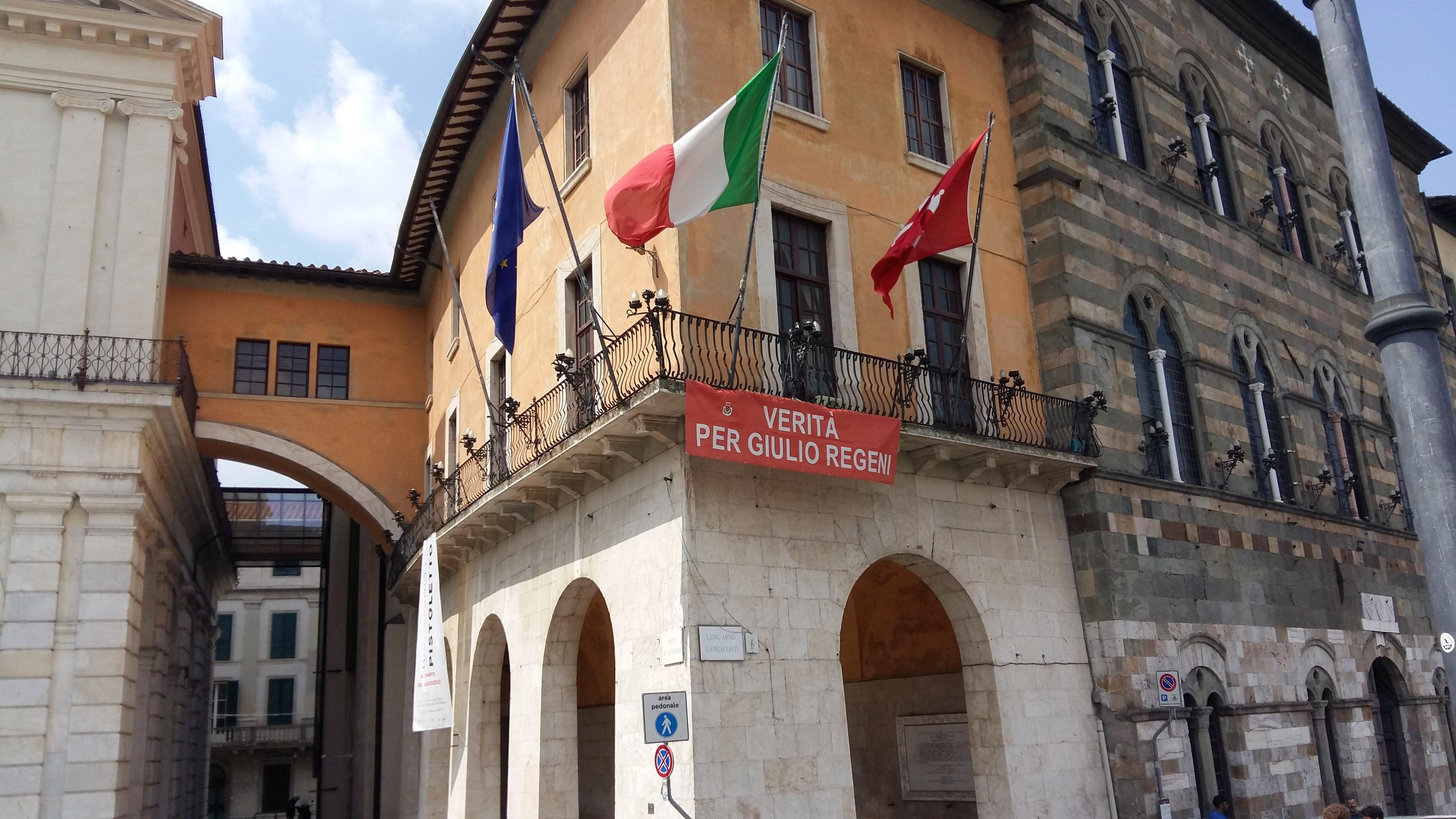 Lo striscione per Regeni appeso nuovamente alla facciata di Palazzo Gambacorti