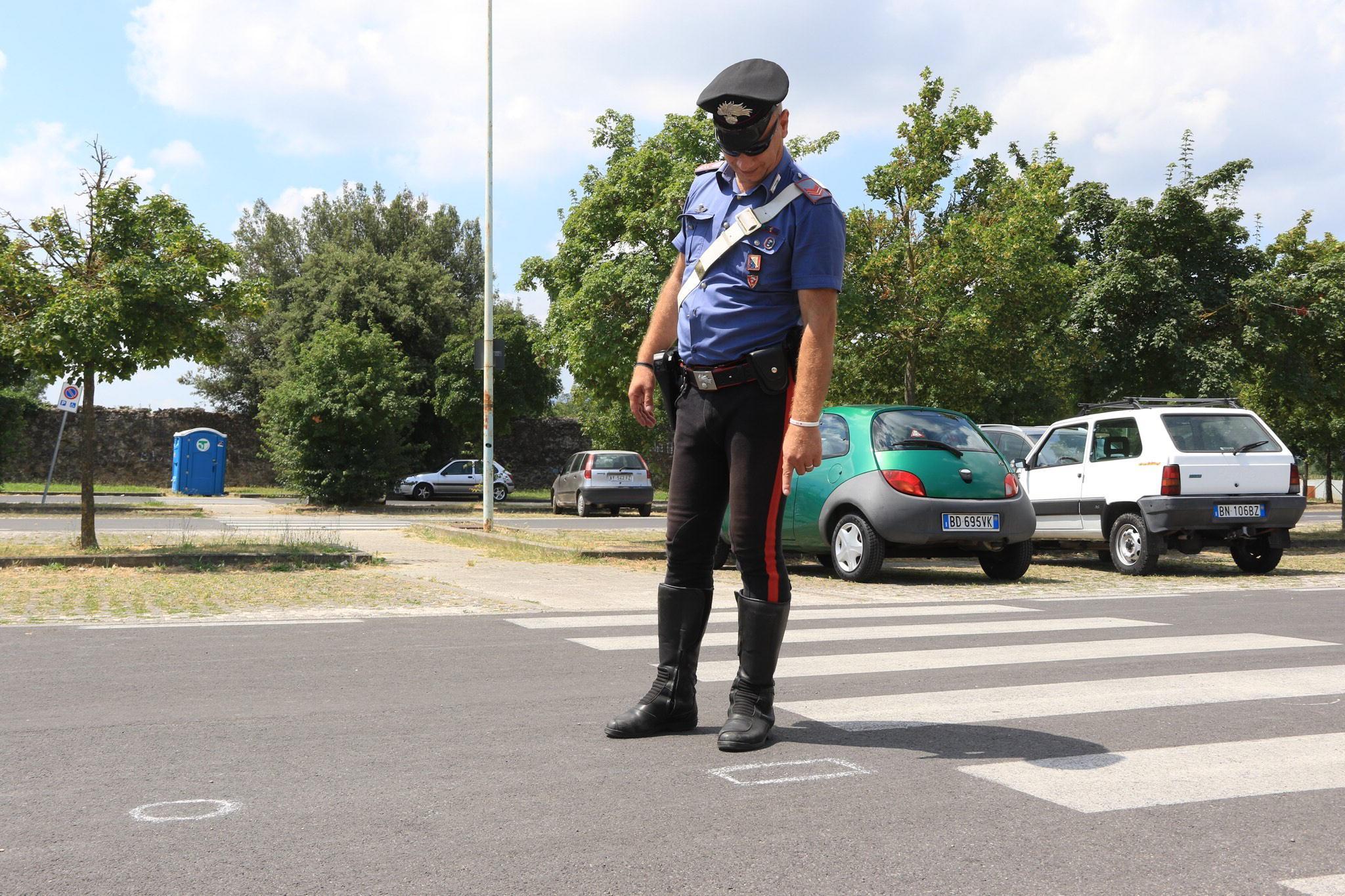 I carabinieri nel parcheggio delle Cascine di Tavola (foto Sproviero/Batavia)