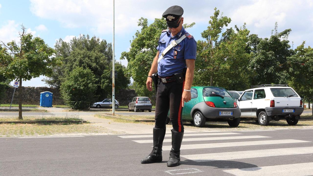 I carabinieri nel parcheggio delle Cascine di Tavola (foto Sproviero/Batavia)