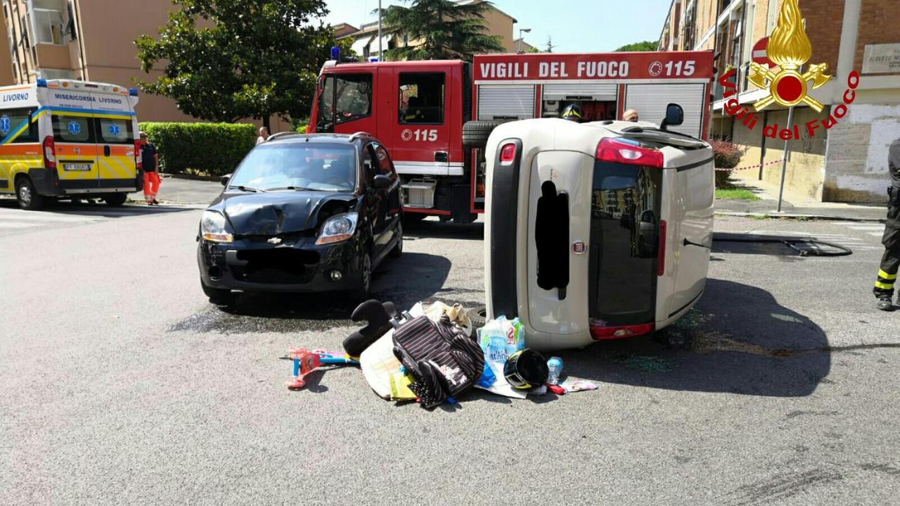 Auto si ribalta dopo lo scontro: conducente estratta dai pompieri