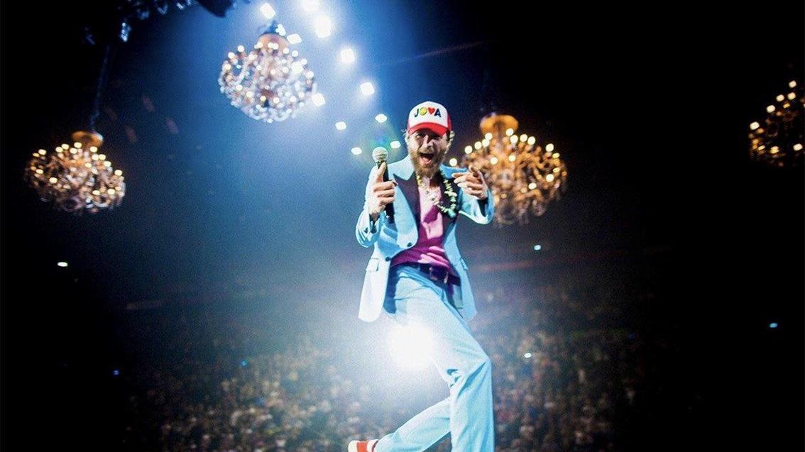 Jovanotti durante l'ultimo tour, sullo sfondo i lampadari