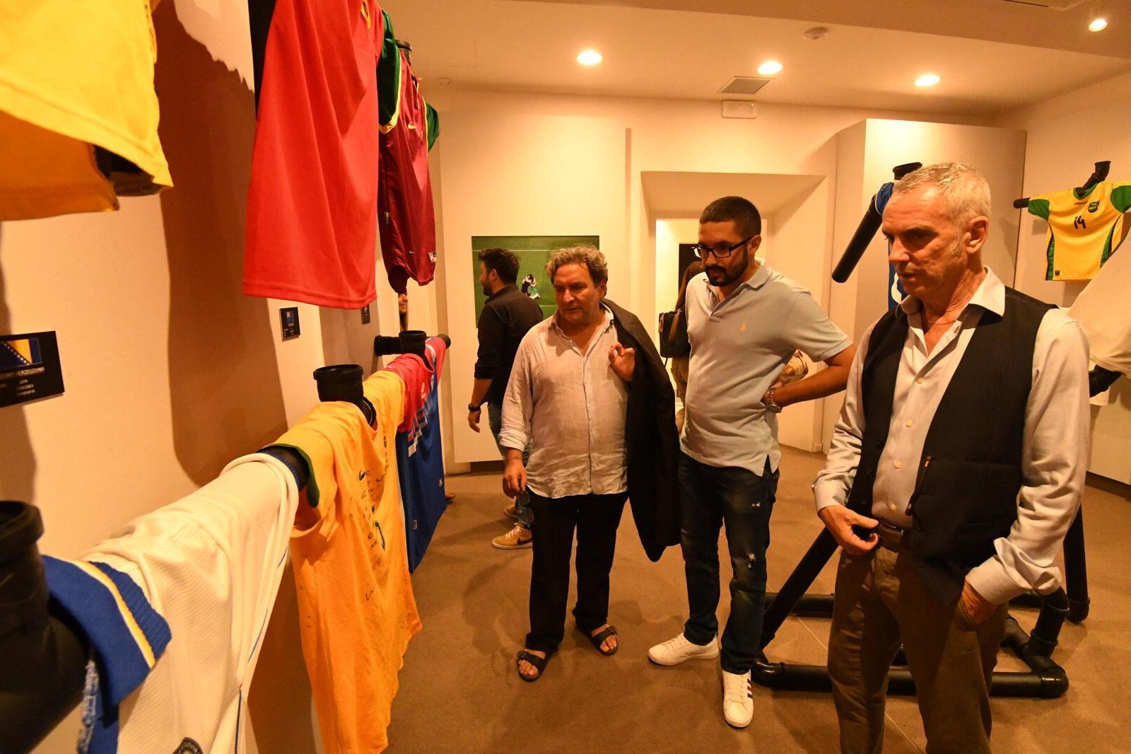 Federico Buffa estasiato di fronte alle maglie delle nazionali