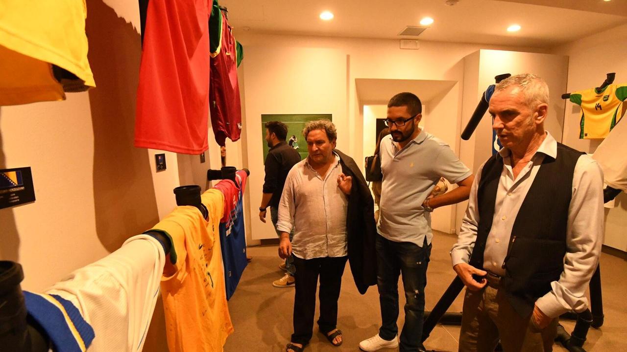 Federico Buffa estasiato di fronte alle maglie delle nazionali
