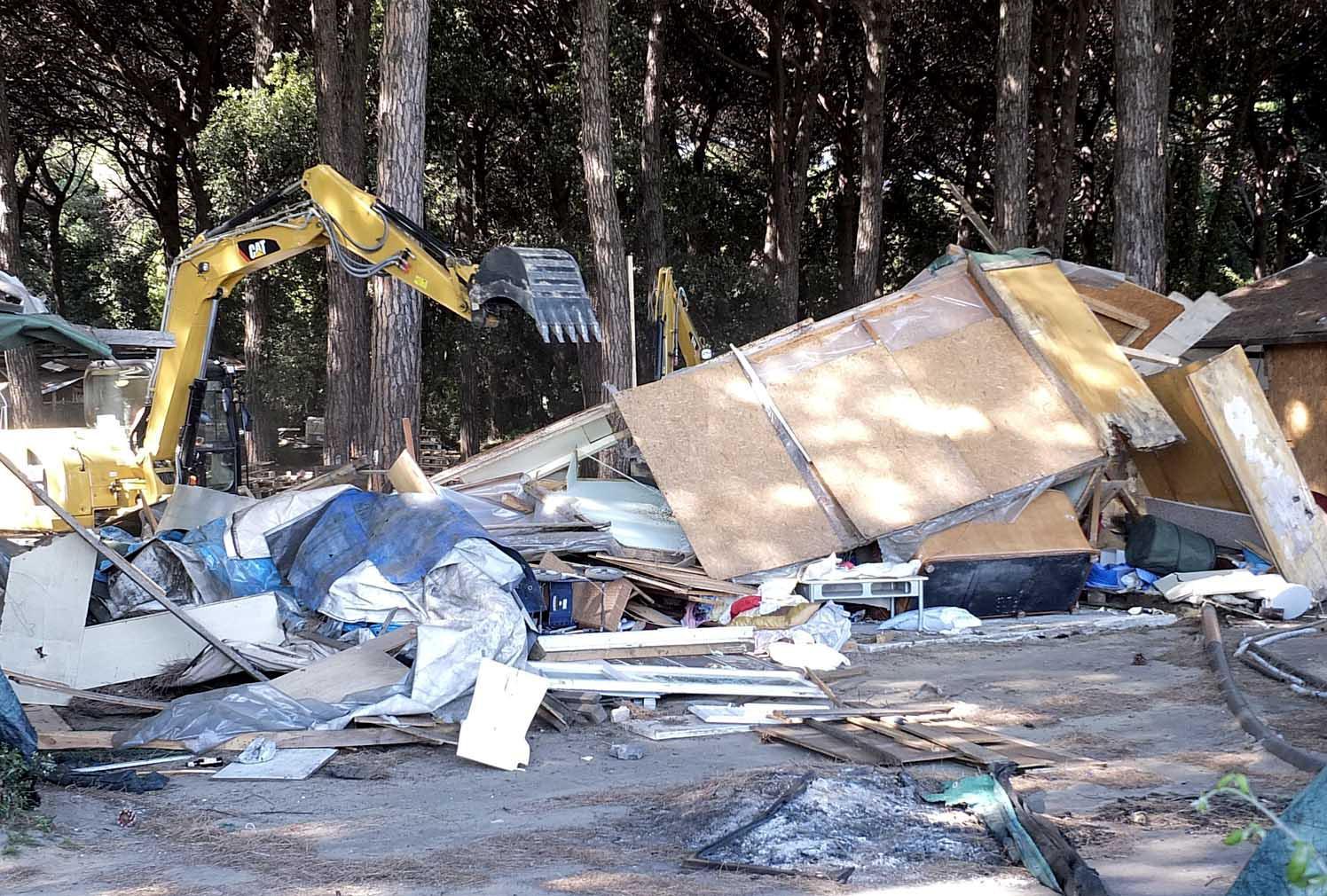 Una ruspa in un campo rom