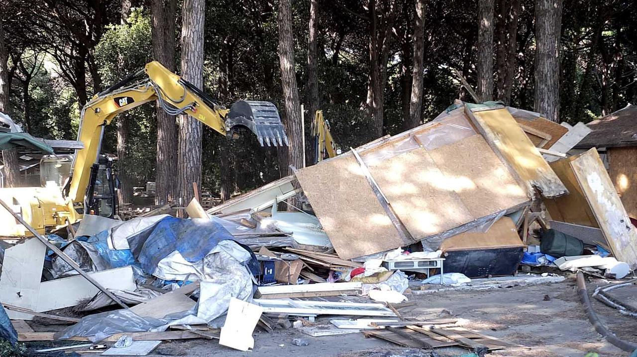 Una ruspa in un campo rom