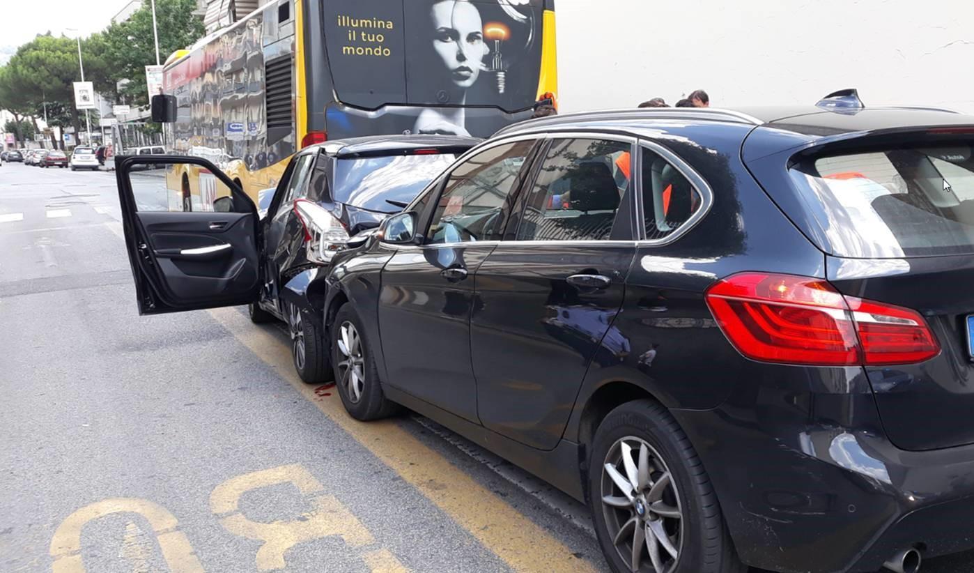 L'utilitaria tamponata in via Bologna