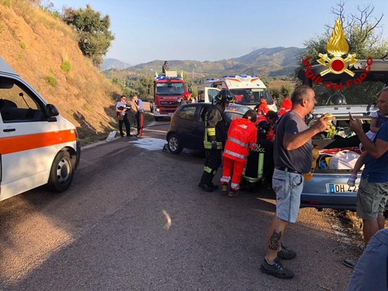 Scontro frontale tra due auto in Ogliastra, diversi feriti gravi 