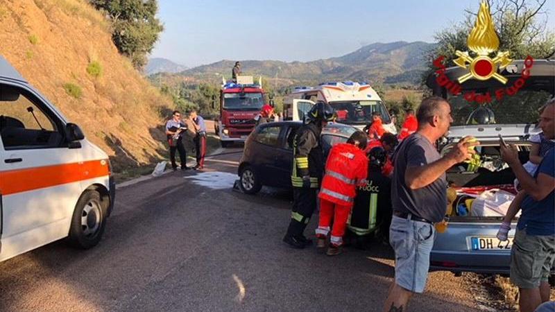 Scontro frontale tra due auto in Ogliastra, diversi feriti gravi 