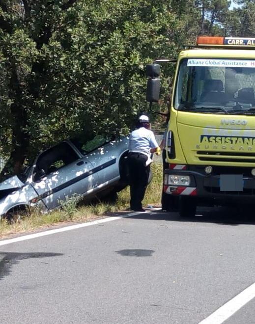 Grave giovane di 24 anni andato fuori strada e finito contro un albero