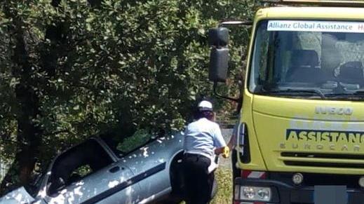 Grave giovane di 24 anni andato fuori strada e finito contro un albero