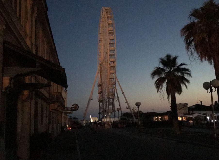 Passeggiata senza luce Ferma con gente a bordo anche la maxi ruota