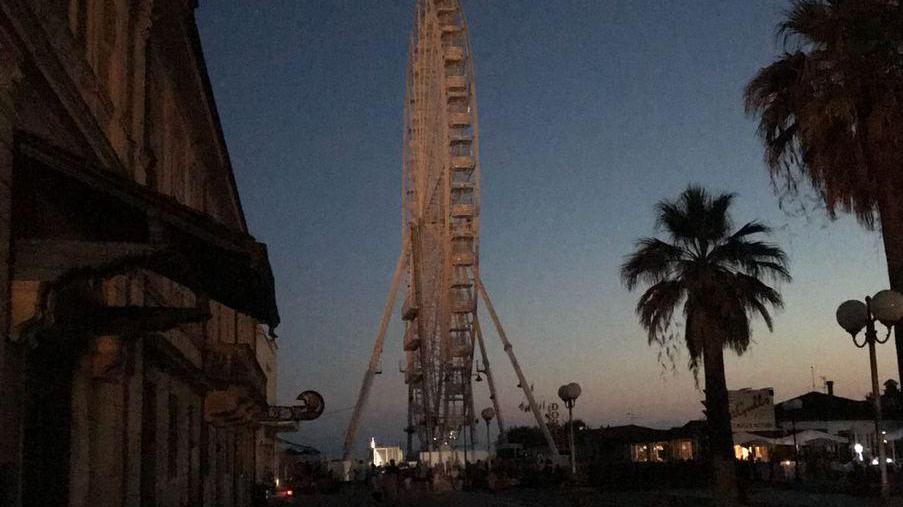 Passeggiata senza luce Ferma con gente a bordo anche la maxi ruota