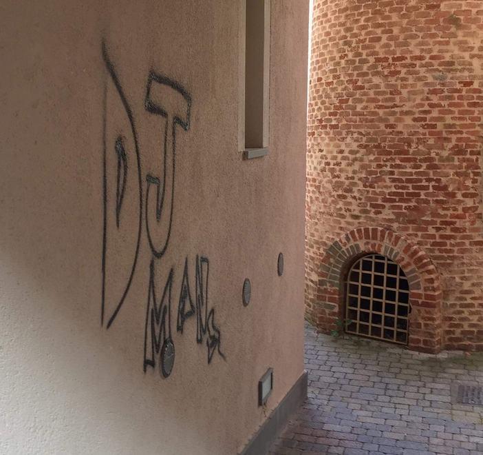 Giochi rotti e muri imbrattati vandali alle Tre Fontane 