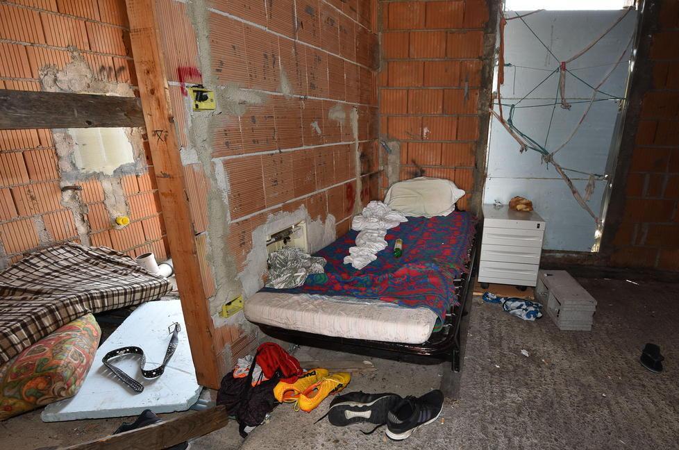Viaggio nel supermarket della droga dove i clandestini si sono fatti la casa 