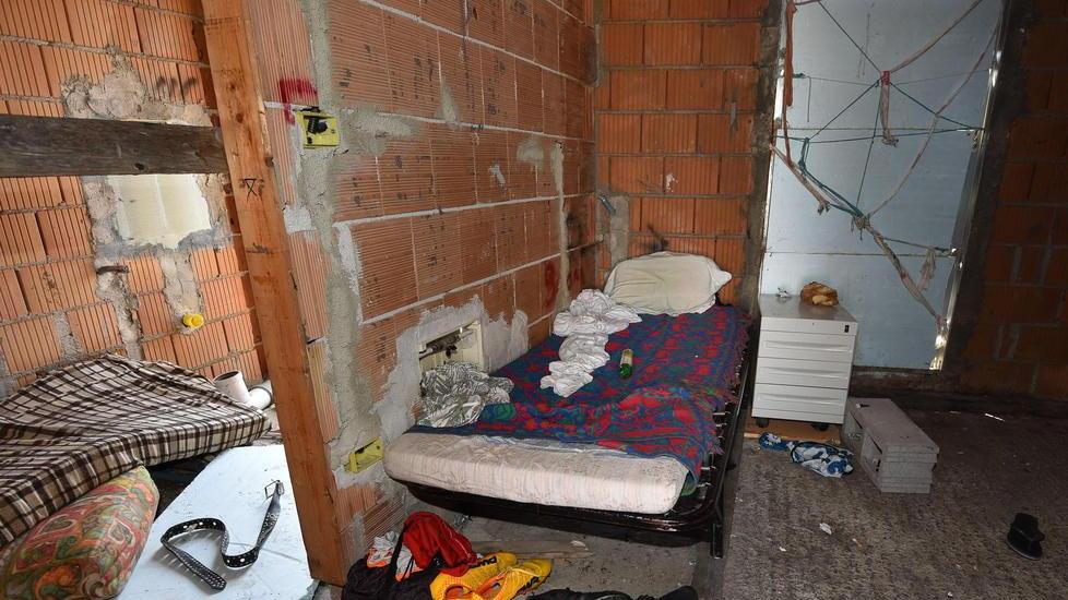 Viaggio nel supermarket della droga dove i clandestini si sono fatti la casa