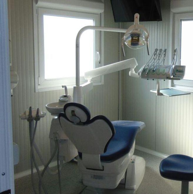 Sedia rotta dal dentista E per farsi visitare bisogna cambiare città